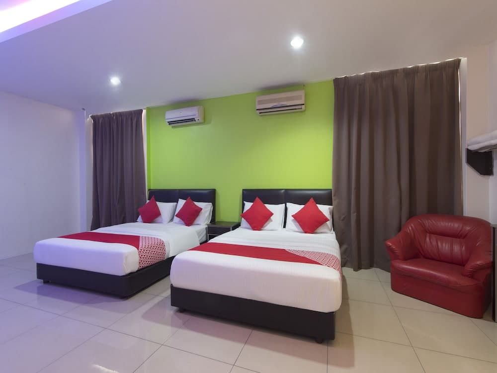 OYO 44072 Mines Cempaka Hotel