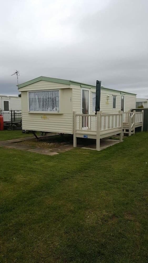 T & J's Caravan - 207 Happy Day's