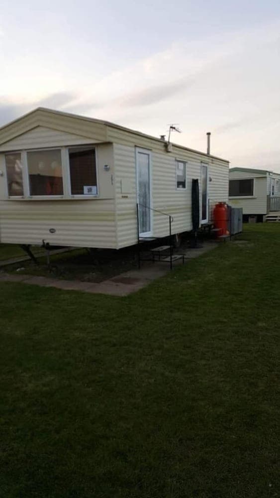 T & J's Caravan - 251 Happy Day's