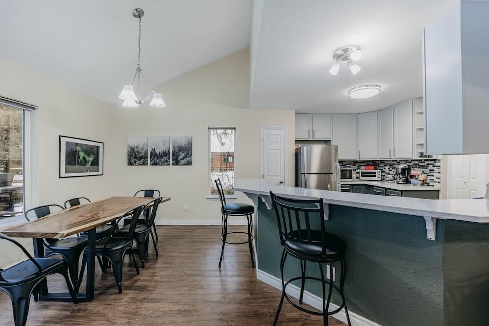 62SL - Hot Tub - WiFi - Fireplace - Pets Ok - Sleeps 6