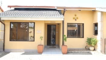 Roba Monakedi Guest Lodge