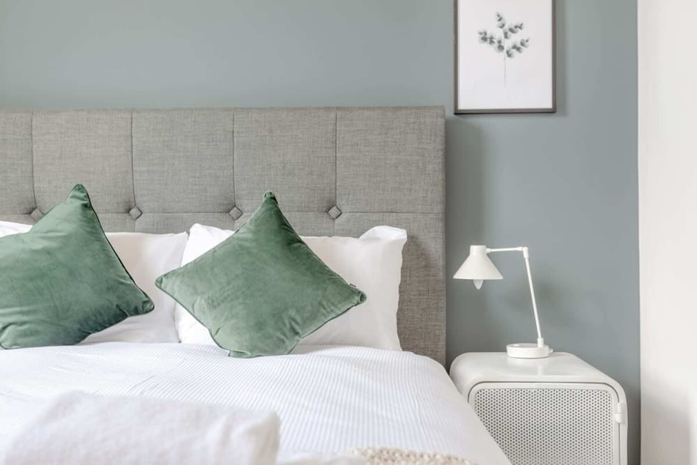 Stunning 3 Bedroom 2 Bath in Fantastic Location