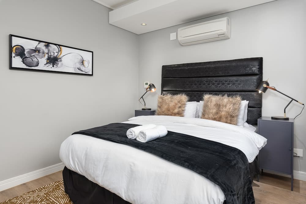 Warwick 401 - Adults Only