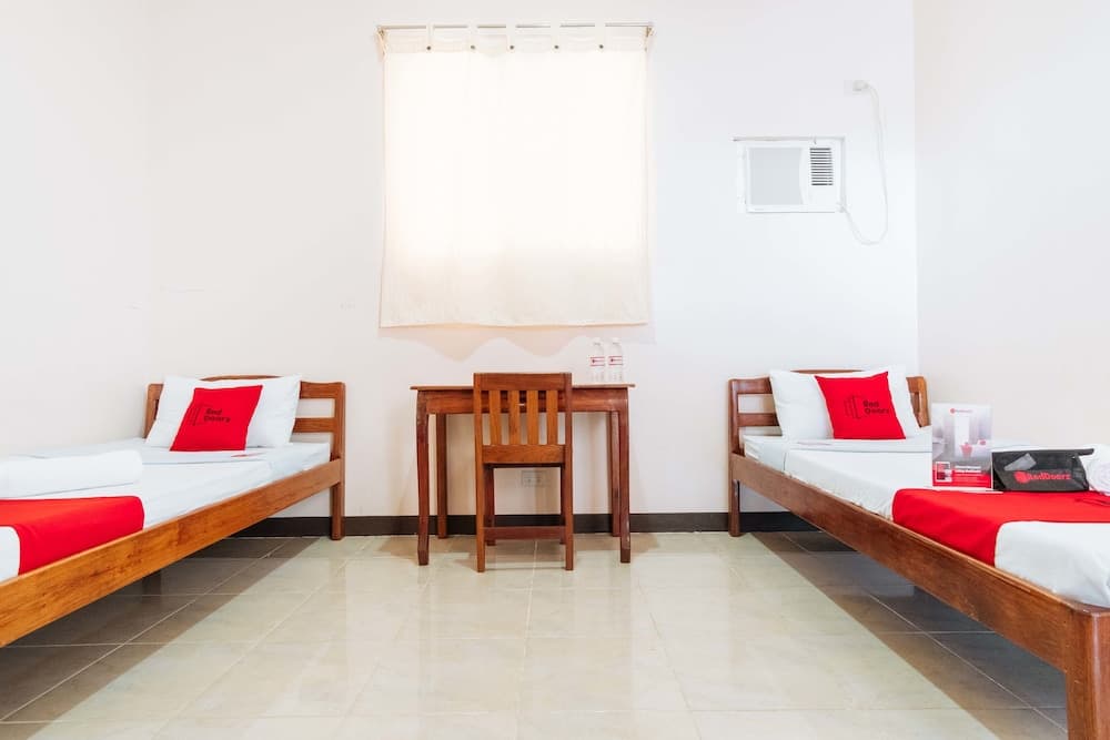 RedDoorz near Skylight Convention Center