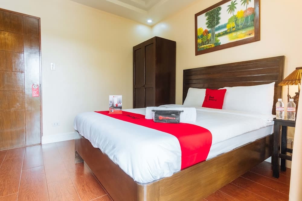 RedDoorz Premium @ Outlook Drive