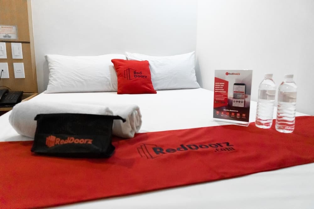 RedDoorz near Starmall Alabang