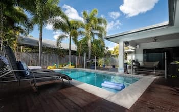 Beach bliss Queen bed BBQ Pool Netflix