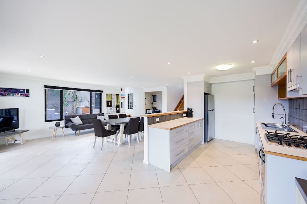 Gold Coast Stunning Waterfront Retreat by Hostrelax