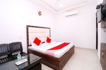 OYO 43845 Hotel Red Velvet Inn