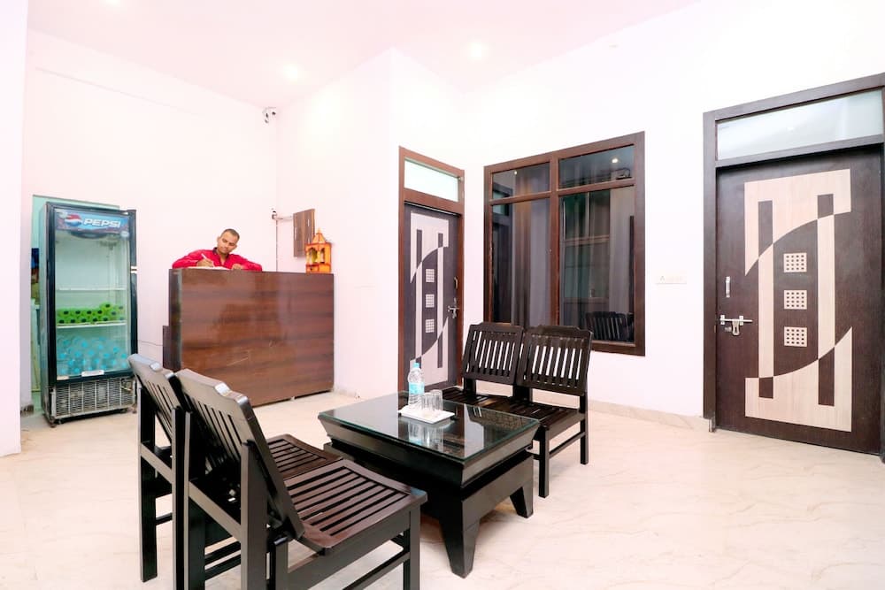 OYO 43845 Hotel Red Velvet Inn