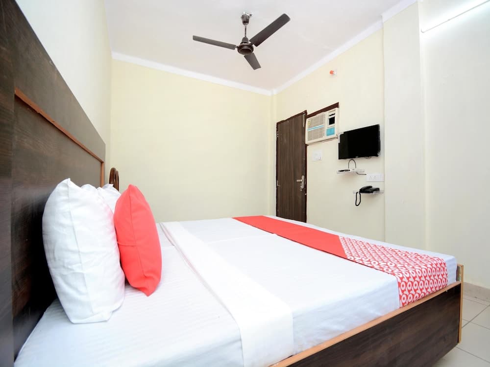 OYO 30943 Hotel Tourist