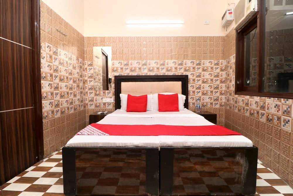 OYO 35497 Hotel Kapoor Residency