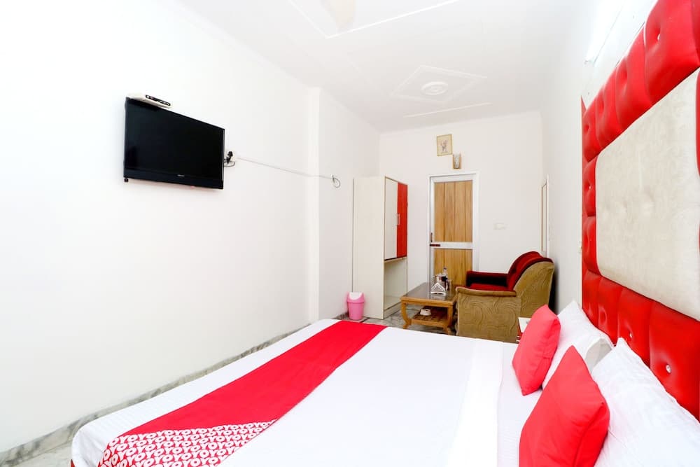 OYO 37663 Hotel Royal Palace