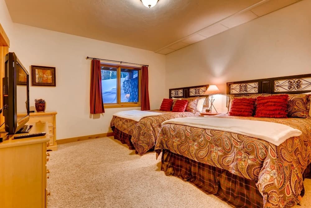 Nangle Woods  4 Bedroom Townhouse by RedAwning