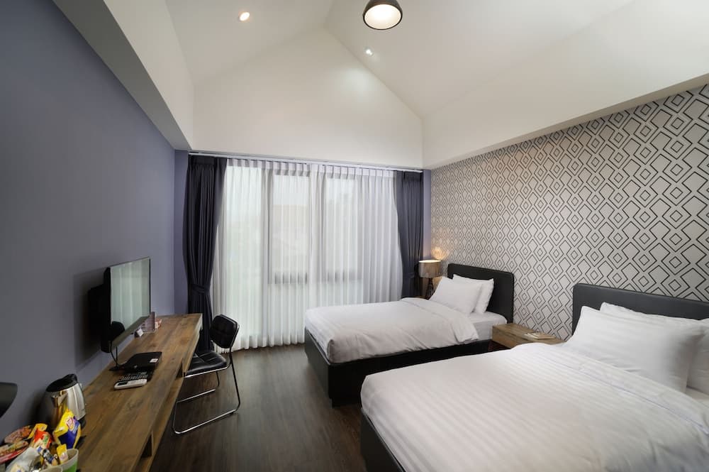 The Nichehome - A Lovely Waterside Living