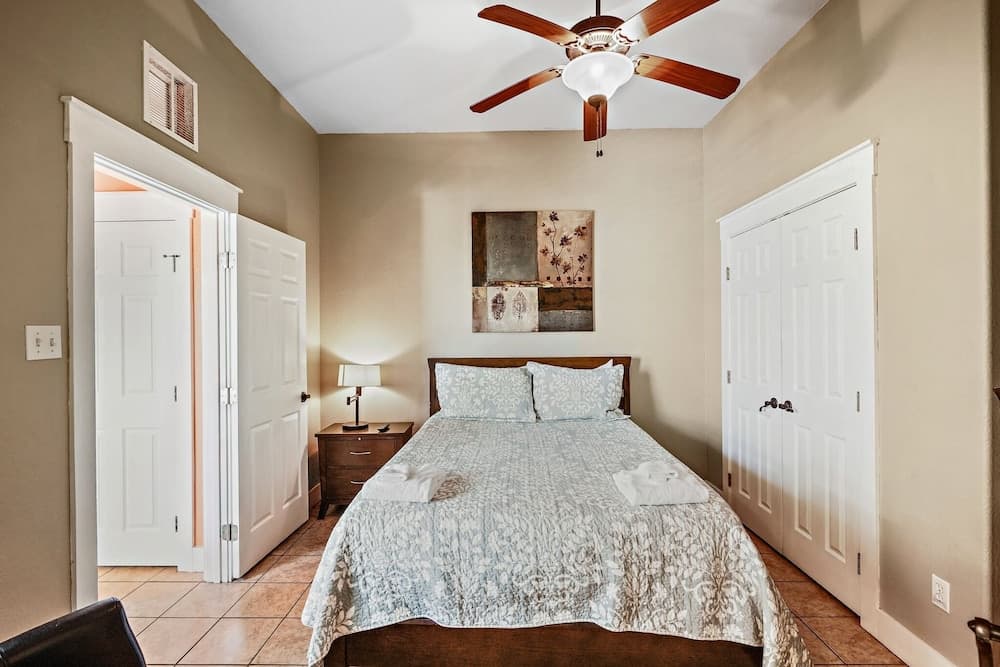 Beach  #2 3 Bedroom Condo by RedAwning