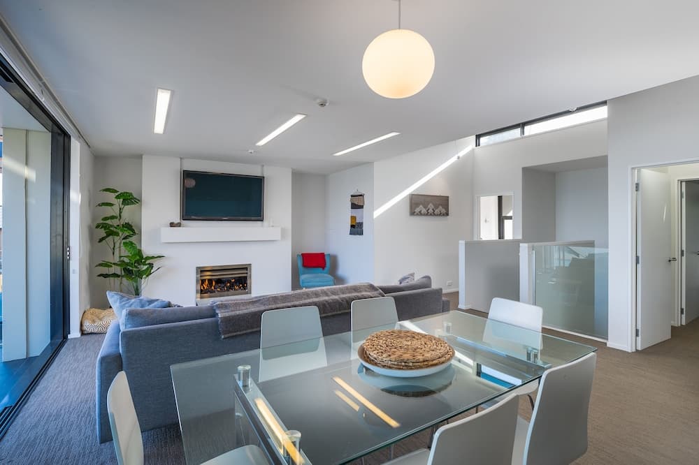 Modern Queenstown Apartment & Great Lake Views