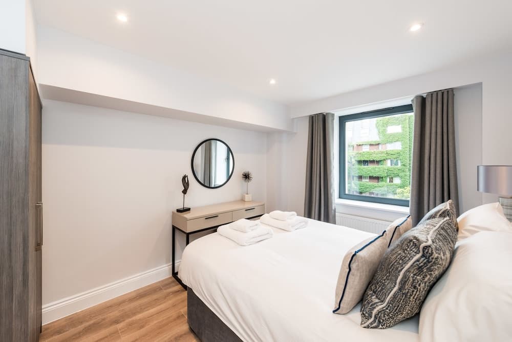 The Carlyle - Elegant Serviced Apartments