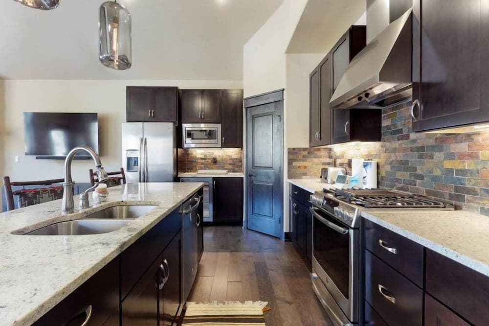 Spacious 3 Bedroom Townhome in River Run Village Within Walking Distance to Gondola and Restaurants