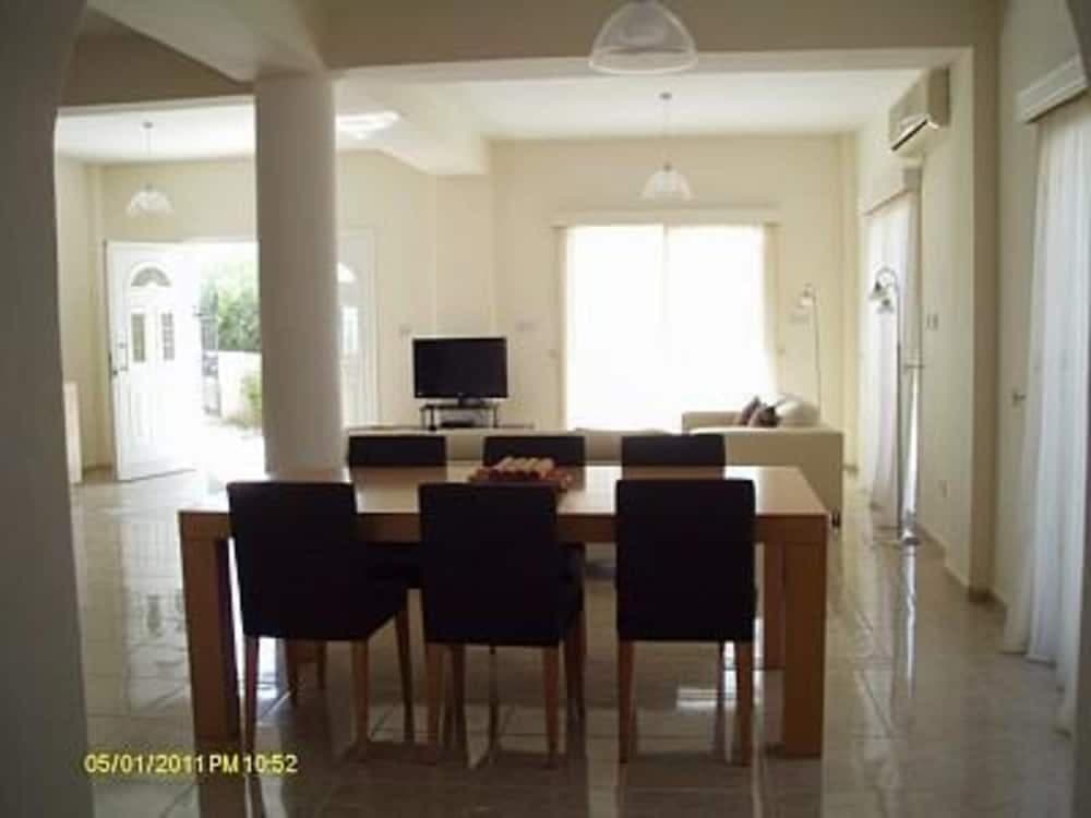 3 Bed Villa 10 Minutes Drive From Beautiful Beach