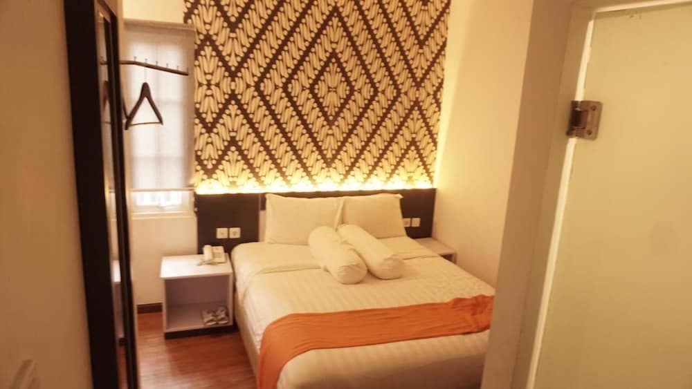 Front One Boutique Tugu Muda Semarang