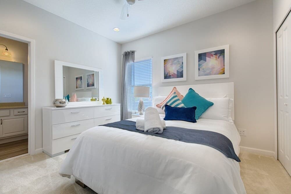 Stunning 6 bed Villa With Modern Decor and South Facing Pool and spa Overlooking Water - 371