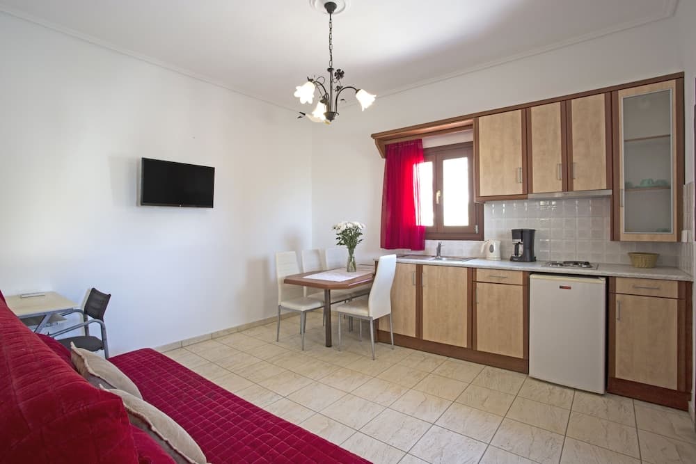 Birds Villa Apartments with Heated Pool - Including Car and Breakfast