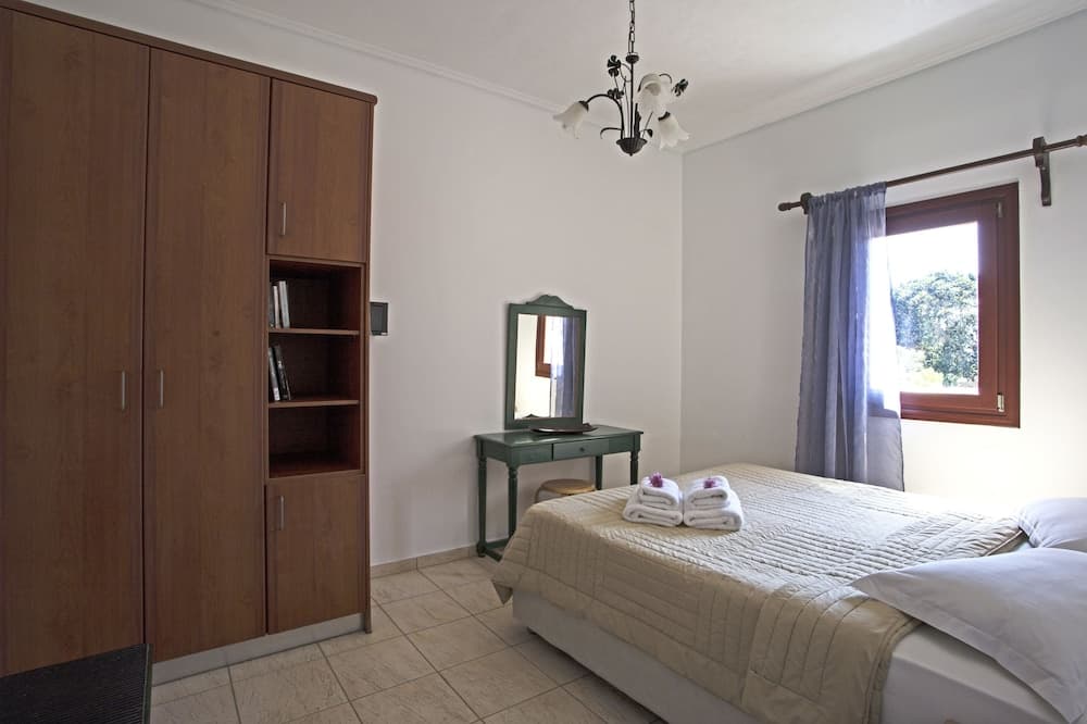 Birds Villa Apartments with Heated Pool - Including Car and Breakfast