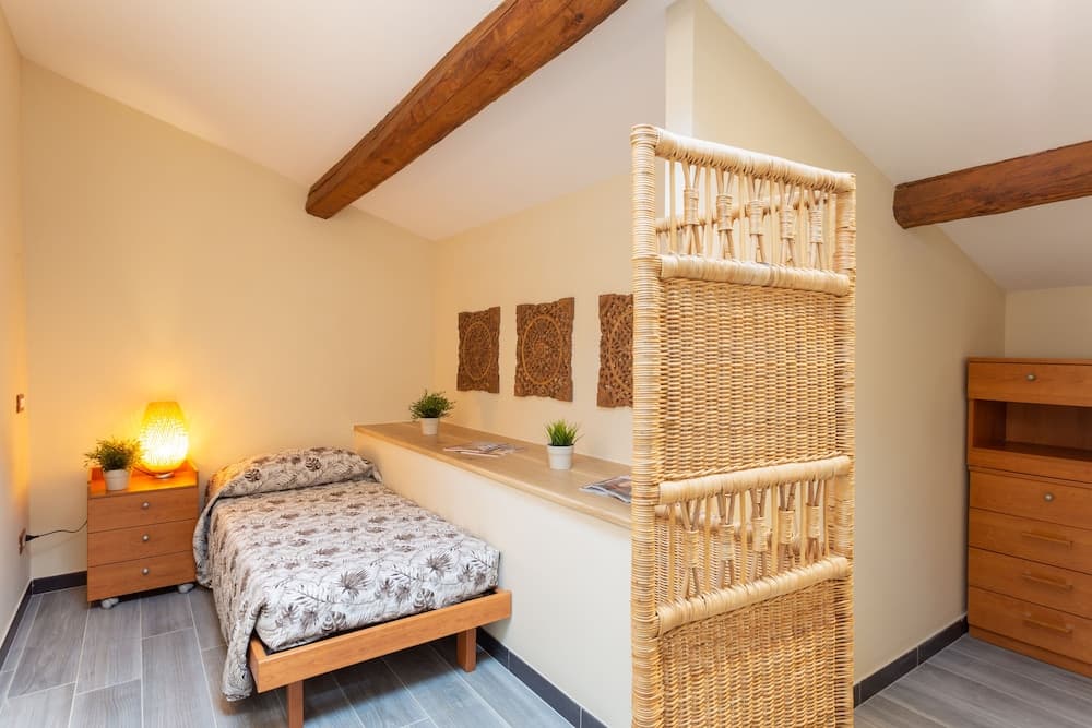 Carla's Rooms with Private Bathroom & Kitchen