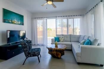 Professionally Decorated Open Concept Villa