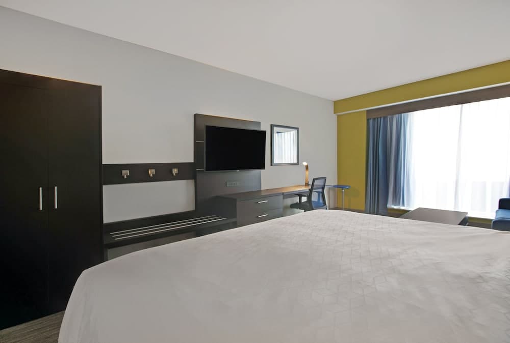 Holiday Inn Express & Suites Milwaukee - Brookfield by IHG