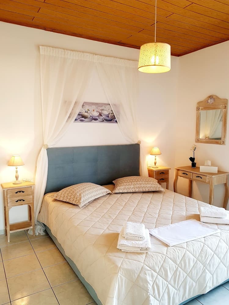 Emmanouil Airport Beach Apartment