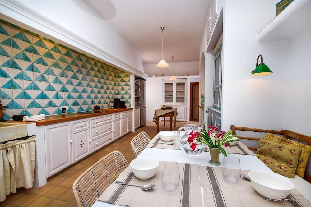 A Real Oasis In Colonial Style Villa