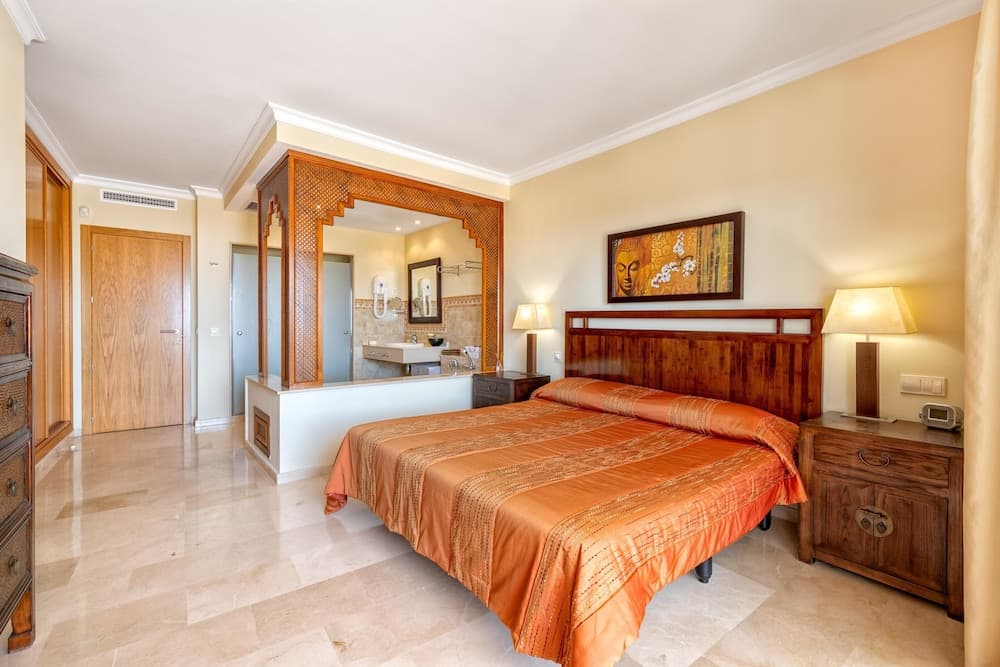 Malibu 8 - Stunning 2BR Sea View Condo, Heated Pool