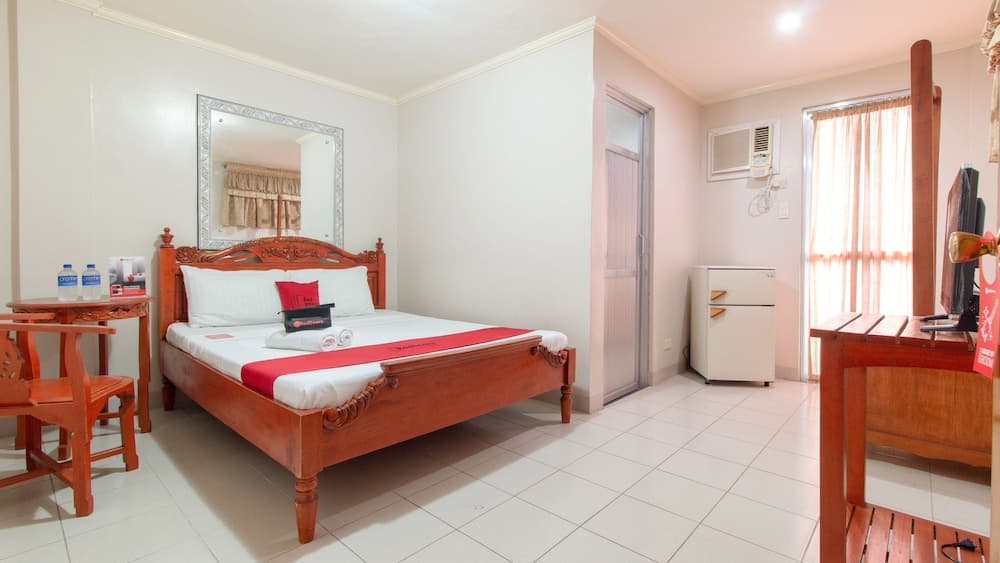 RedDoorz near Laoag Capitol