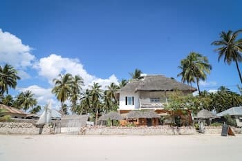 Yellow Card Apartment & Bungalow