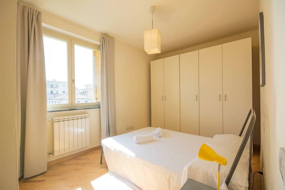 Altido Red & Yellow Flat Plus Private Box