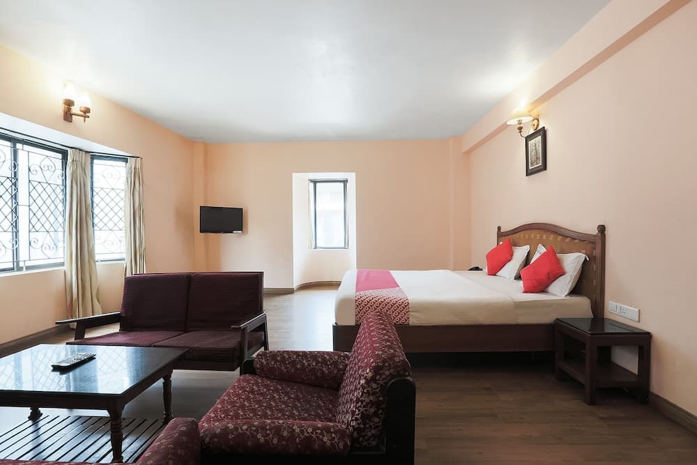 OYO 48910 Hotel Blue Bird