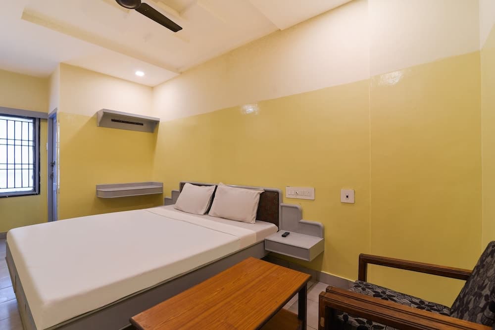 SPOT ON 41643 Karthik International