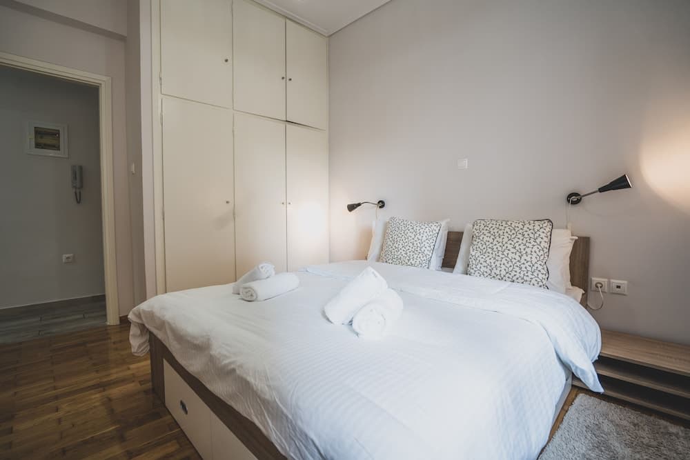 Daydreamers Flat Staircase to Neos Kosmos