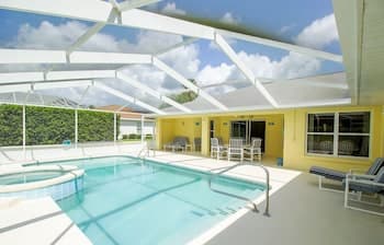 Beautiful & Sunny Pool With Golf View 4 Bedroom Home by Redawning