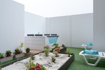 Exclusive Penthouse with Private Rooftop Jacuzzi by Simply Comfort