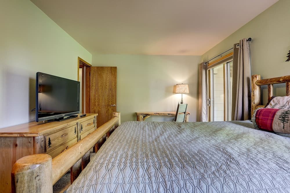 15 Big Leaf 3 Bedroom Home by RedAwning