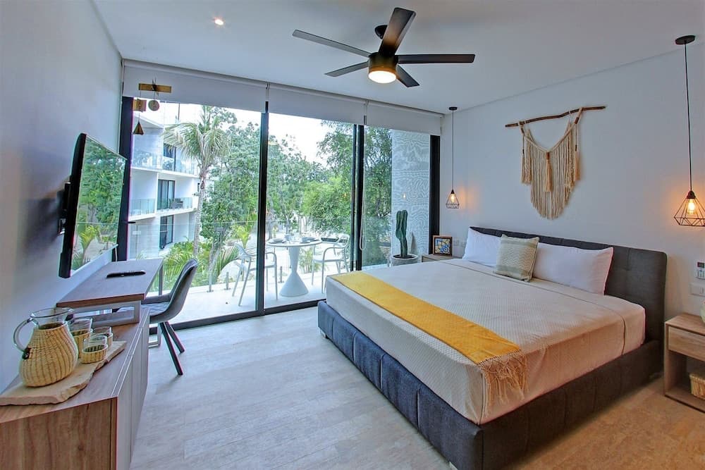 Modern Chic Studio With Panoramic Rooftop Pool, PANORAMIC A 201- By Salt-Kisses