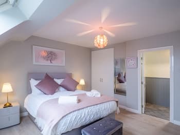 E2 Station House , Platform 2, Clifden