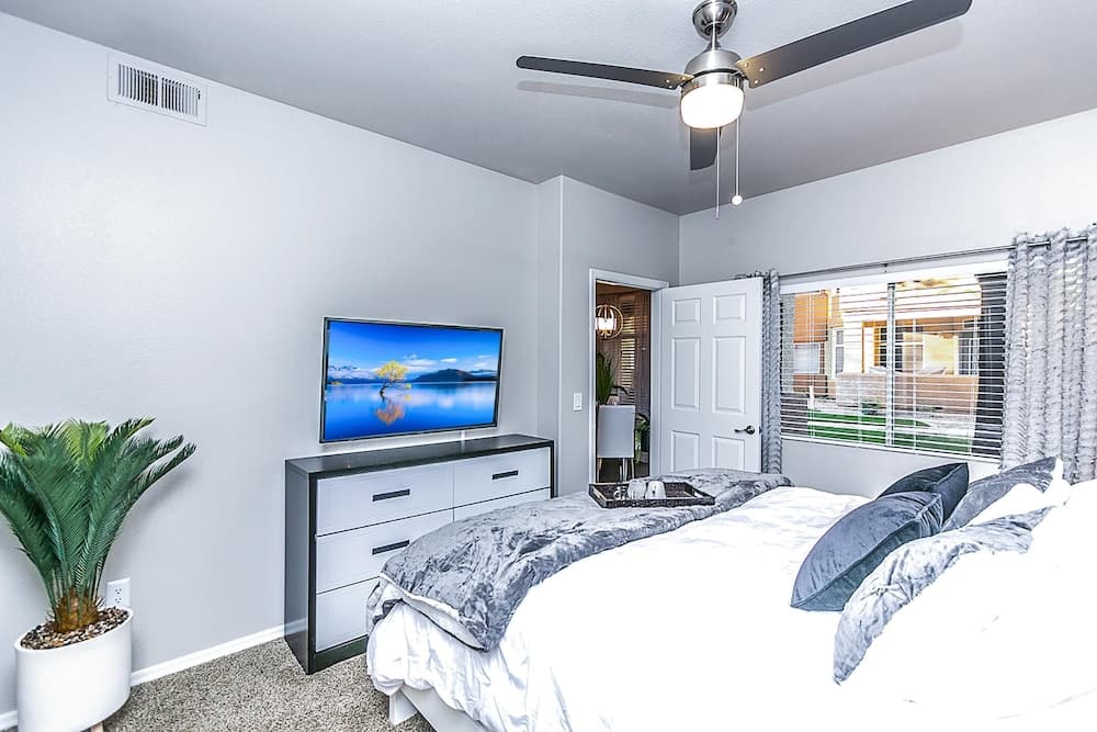 Executive King, Close to Shops, Dining, Golf w Parking 1064