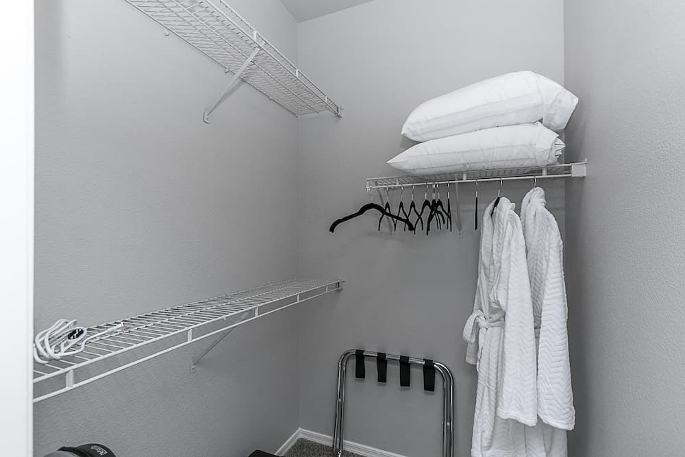 Executive King, Close to Shops, Dining, Golf w Parking 1064