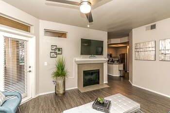 Executive King, Close to Shops, Dining, Golf w Parking 1064