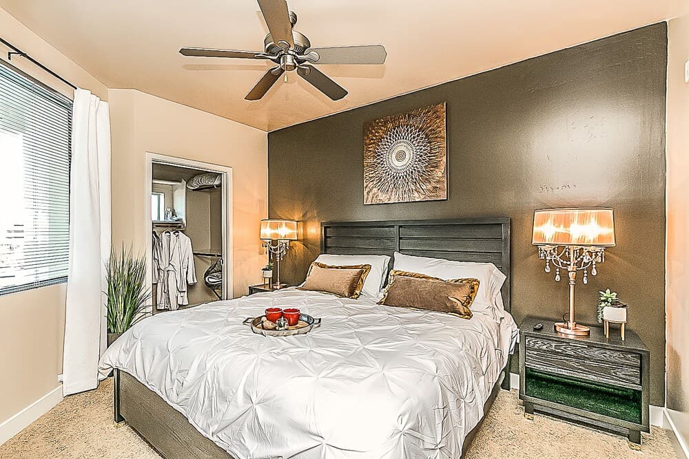 Upscale 2 BR King, Walk to Shops & Dining w/Parking (4037)