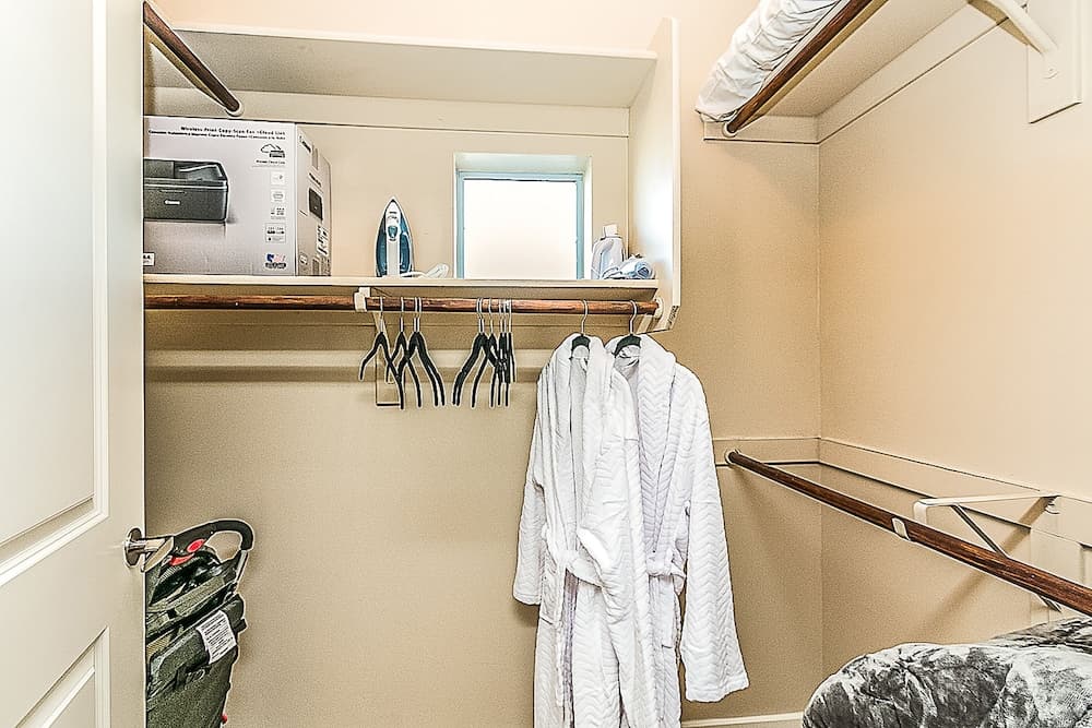 Upscale 2 BR King, Walk to Shops & Dining w/Parking (4037)